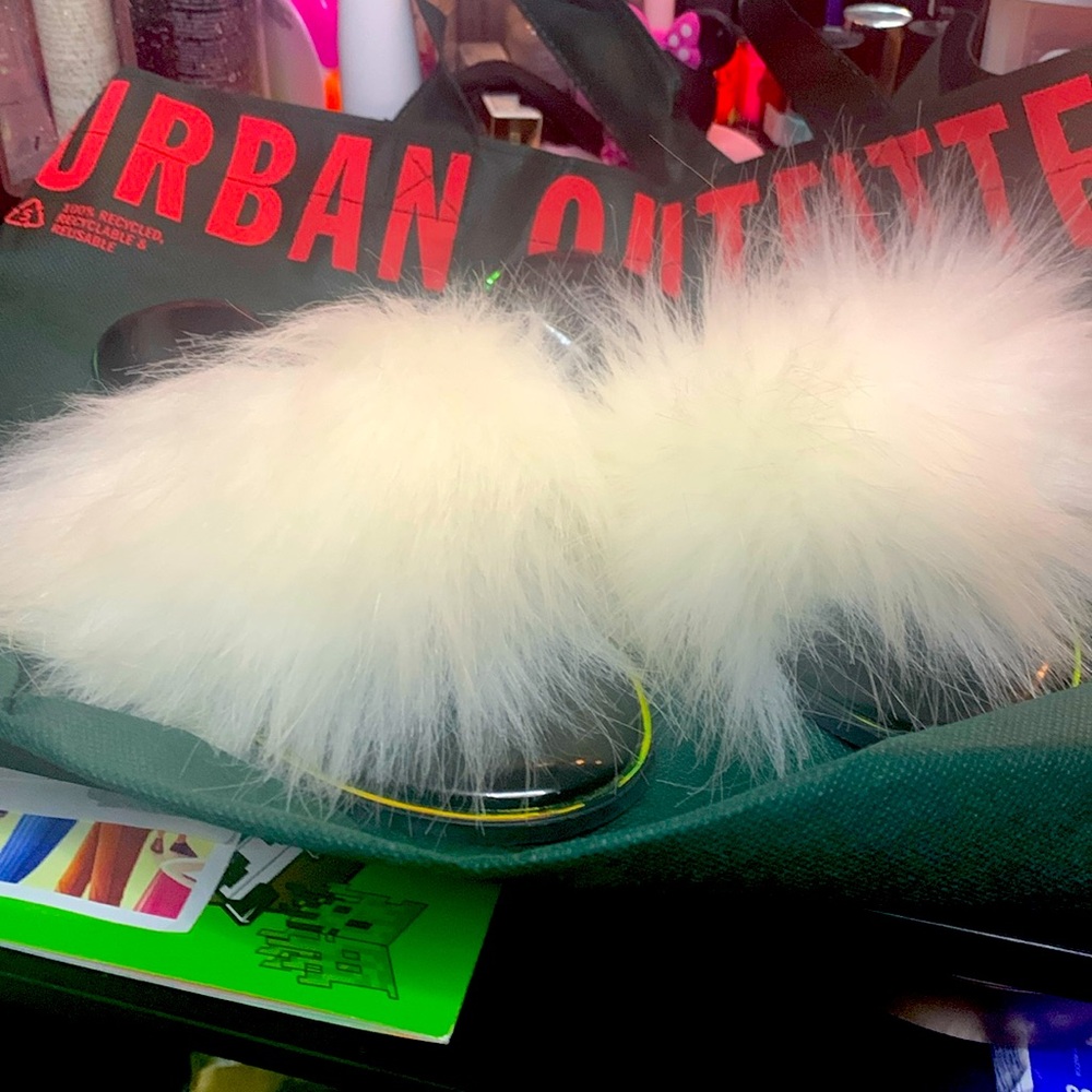 White faux fur sandals or slippers